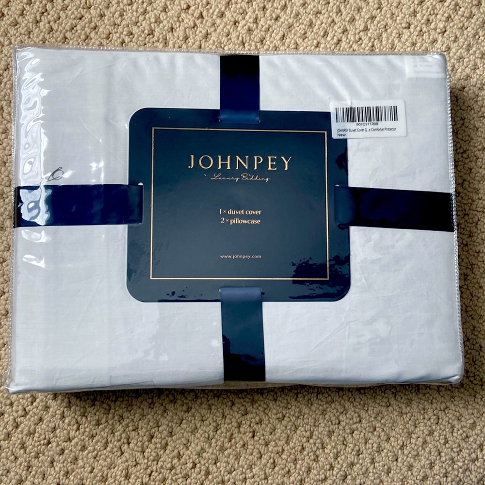 Queen grey duvet cover & two pillow cases. Johnpey brand